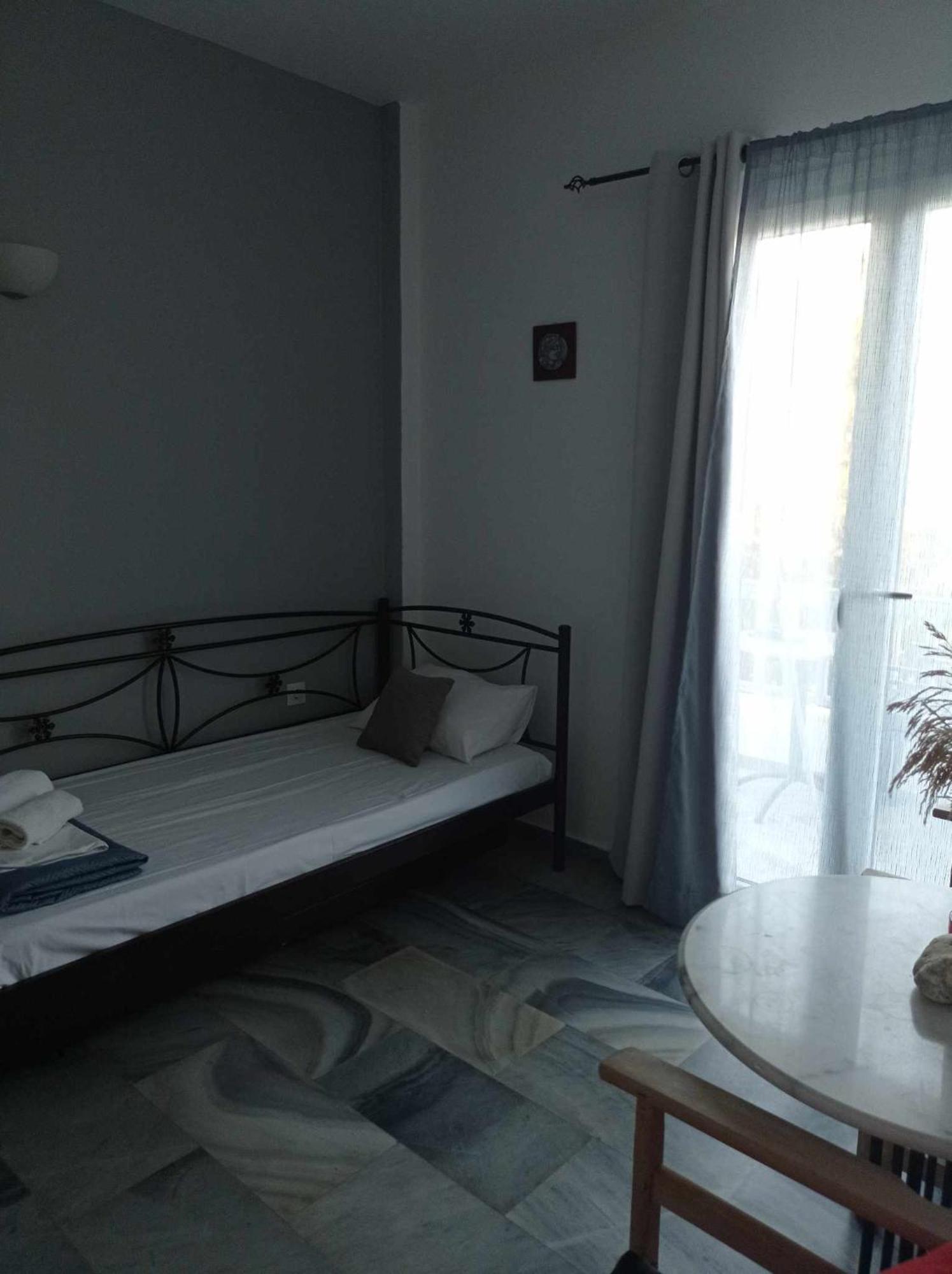 Kantouni Guest House By The Sea Batsi  Luaran gambar